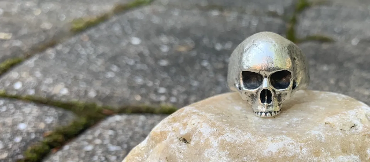 Skull ring
